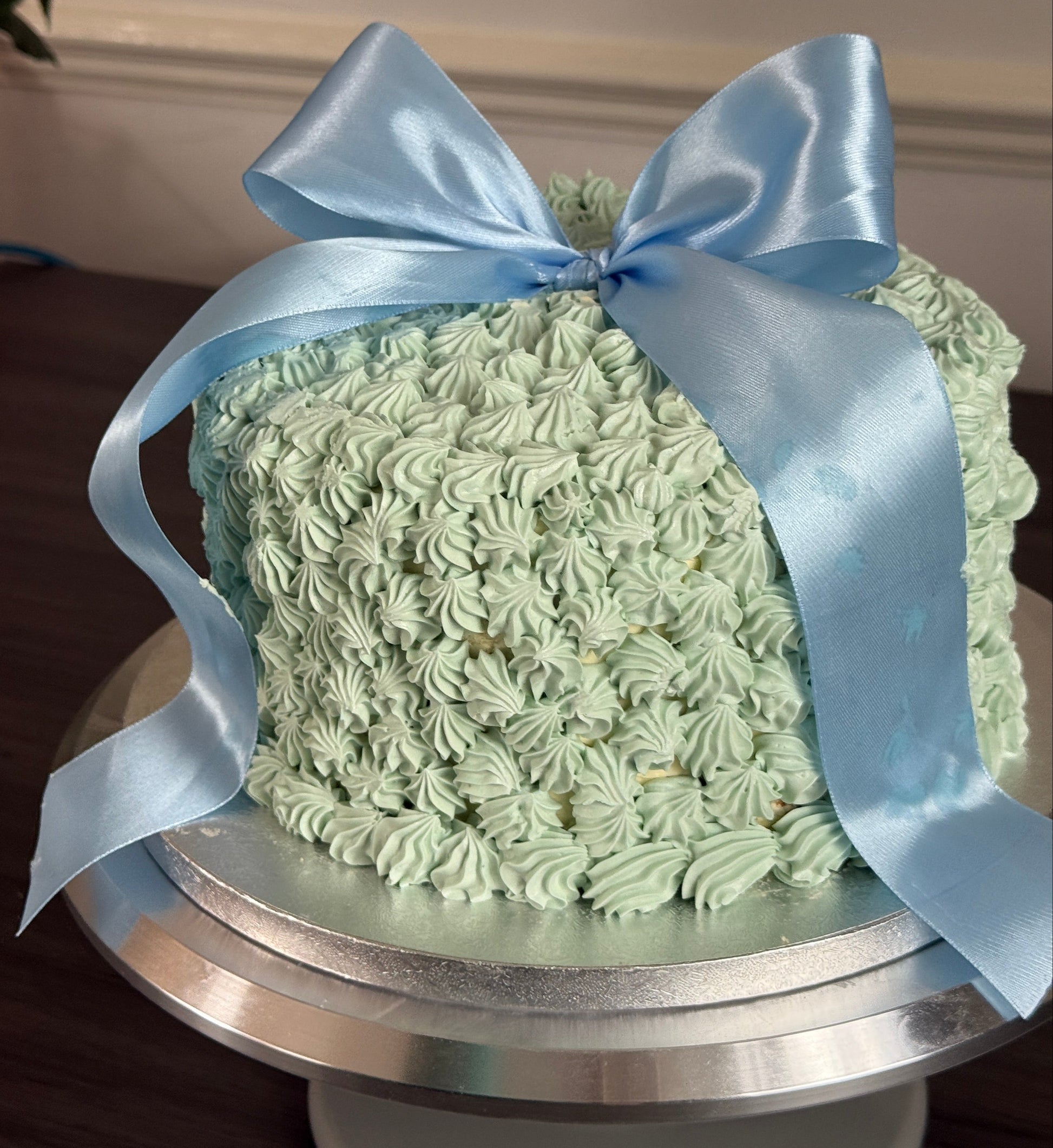Buttercream Big Bow Cake – elegant celebration cake for birthdays and baby showers in Ilford & Barking.