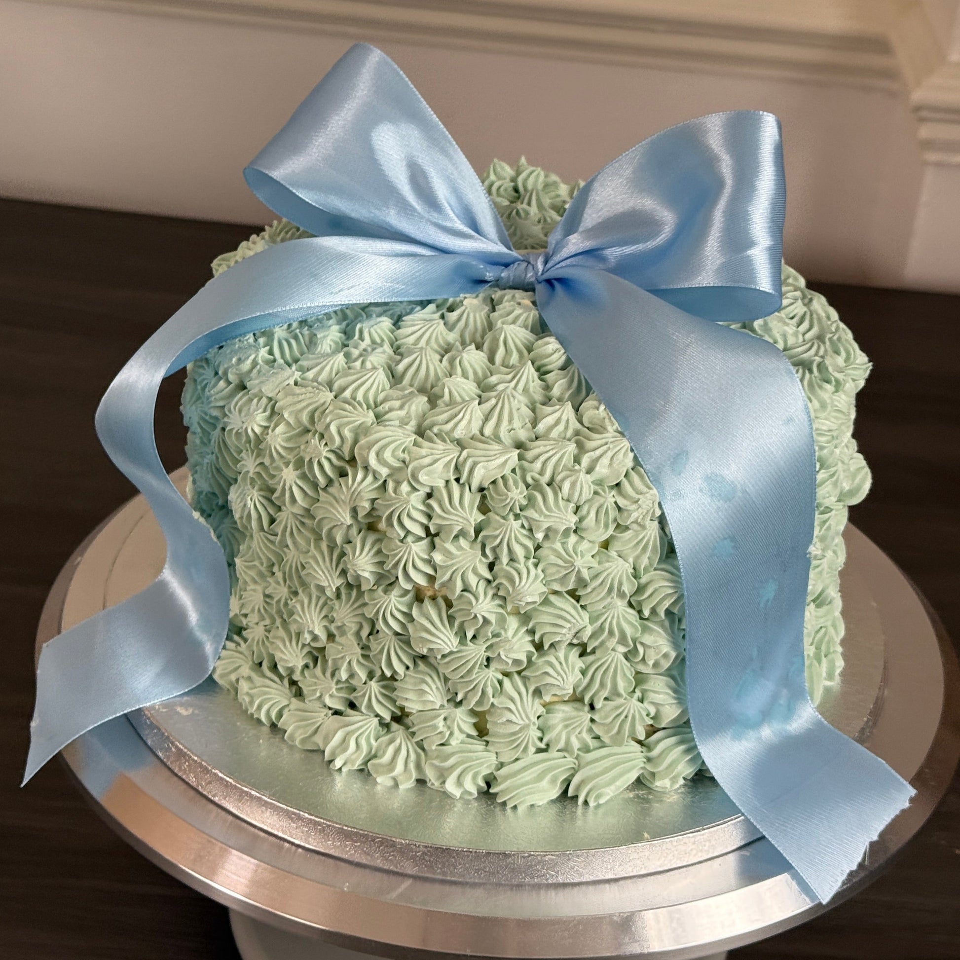 Big Bow Cake with buttercream piping – custom cakes delivered across East London & Romford.