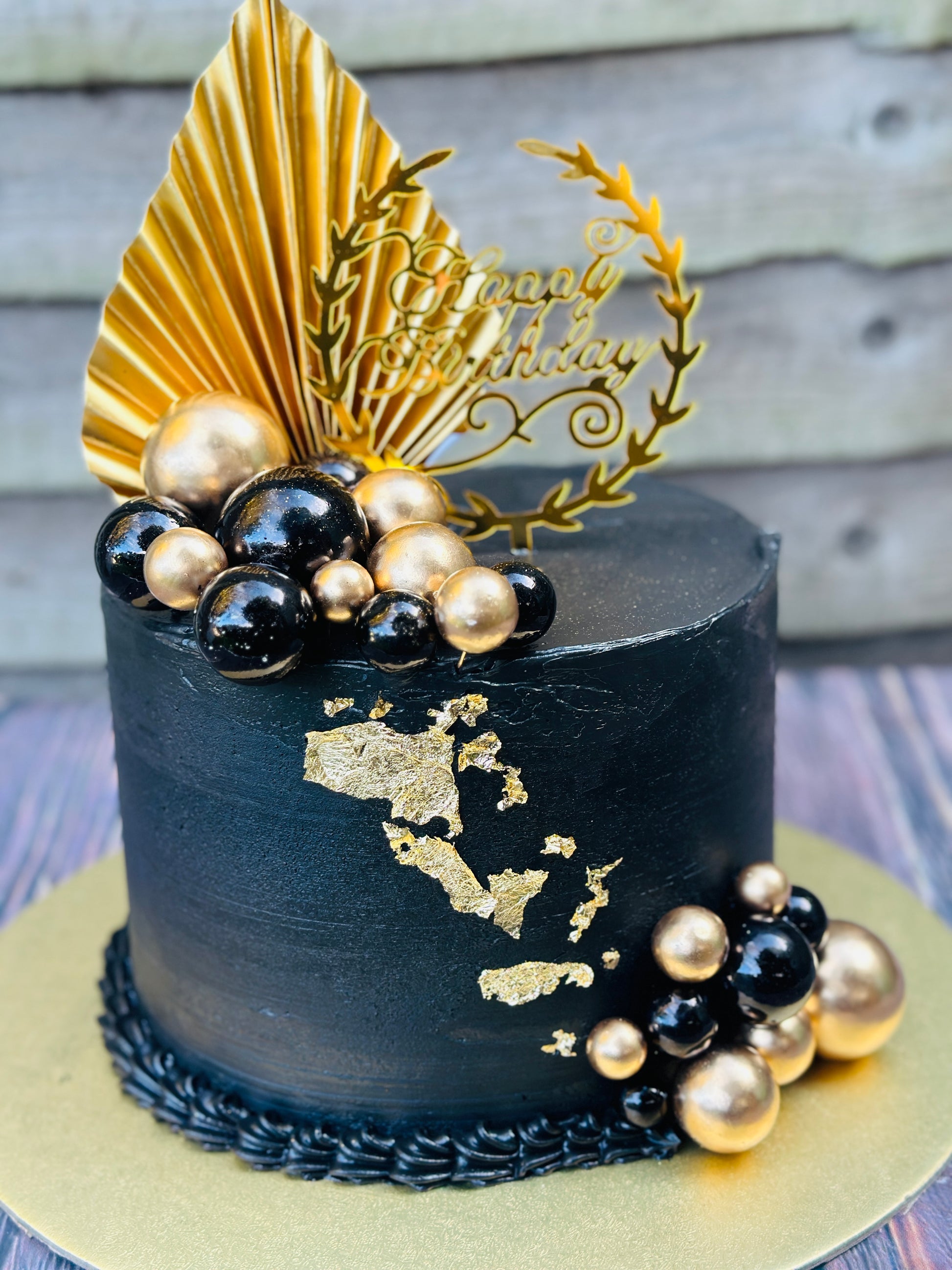 VIP Luxury Birthday Cake with Gold Fan – Order in Dagenham
