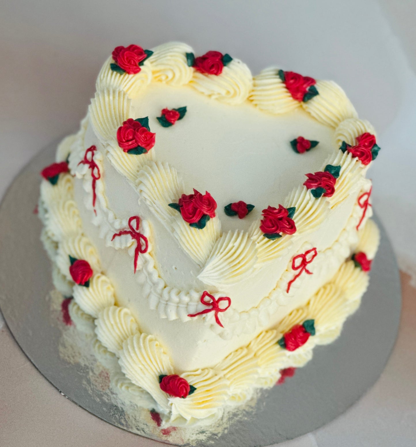 Christmas Heart Cake with Red Roses & Cream Piping – Same Day Delivery in Romford