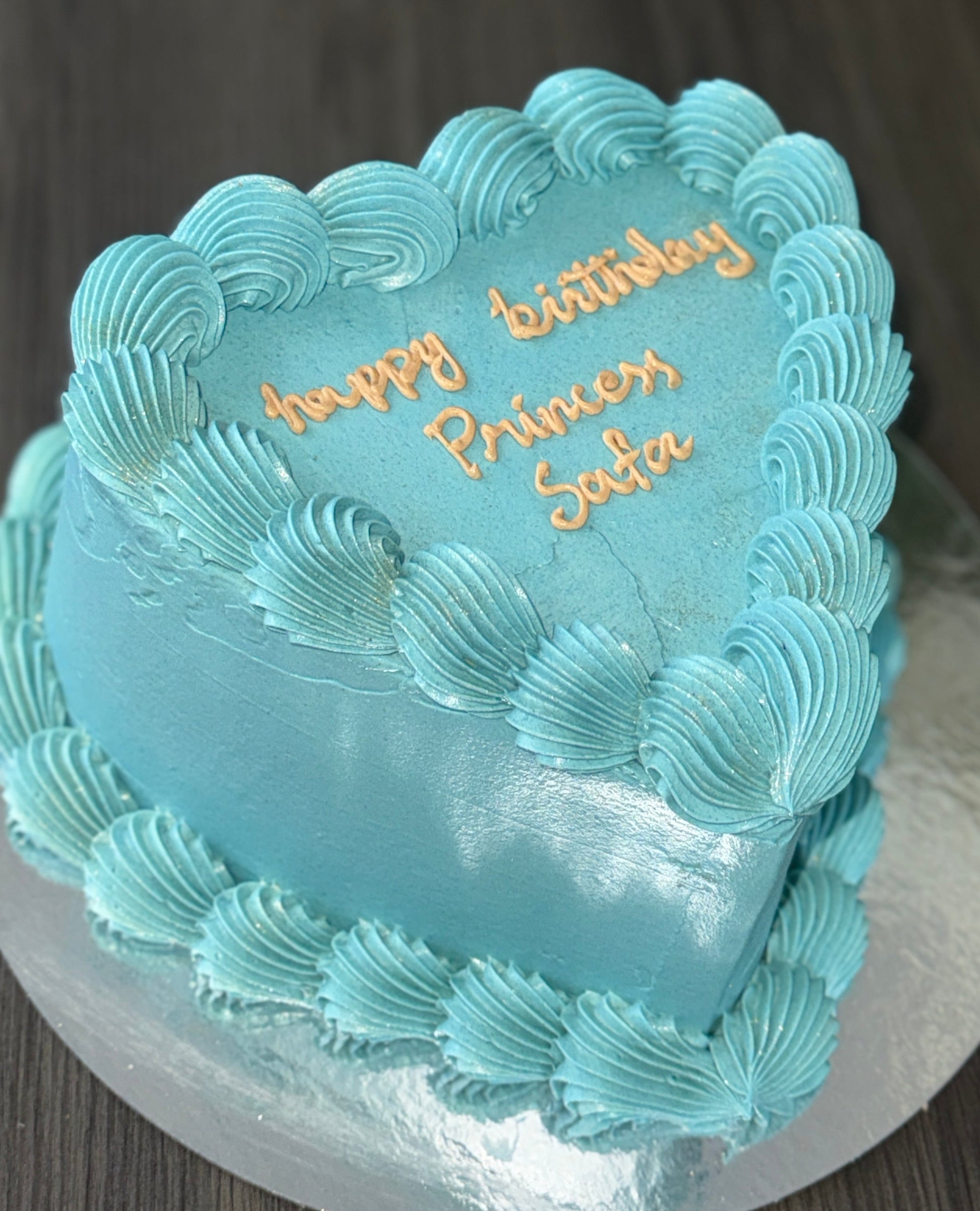 Best heart cake shop serving Dagenham and Walthamstow – unique buttercream designs for birthdays and events.