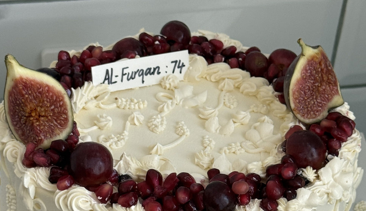 Close up of the fresh figs, pomegranate seeds and verse card, custom cakes East London, Romford and Ilford.