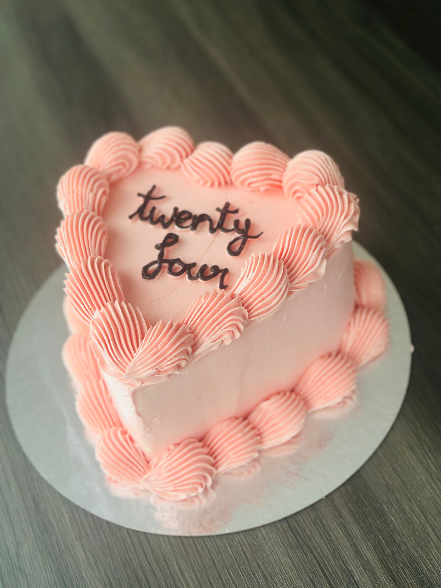 Heart-shaped cake, vanilla or chocolate sponge, next day delivery across Stratford and Maryland.
