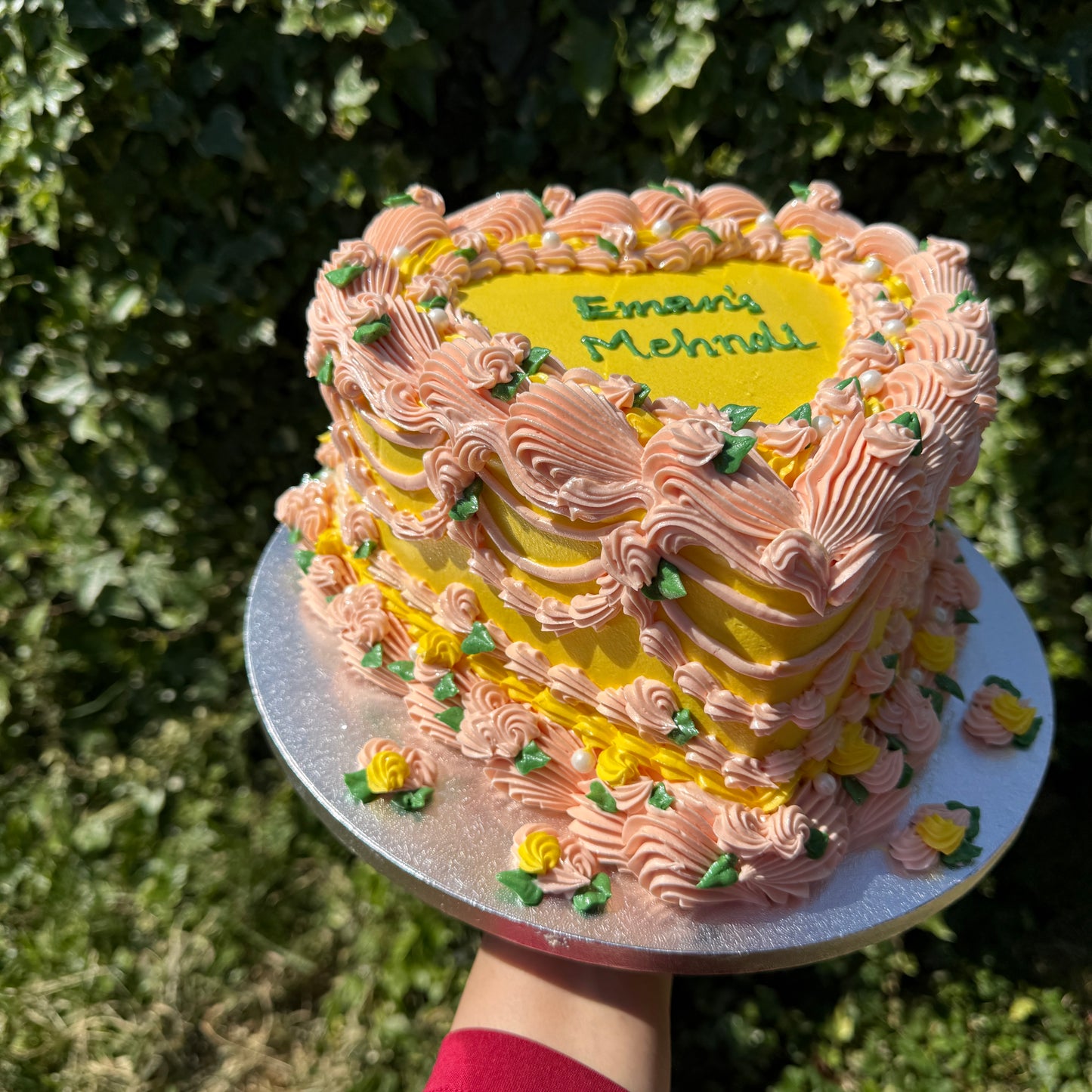 Side view of the peach and lemon vintage heart cake with rosebuds — custom cakes East London, Romford and Ilford.