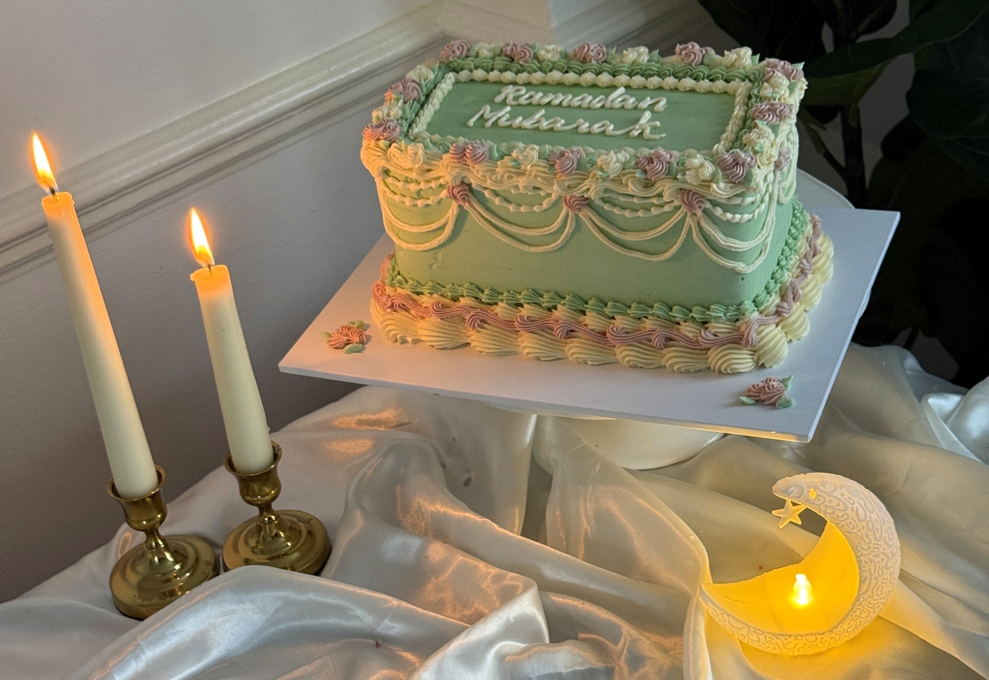 Close up of vintage piped buttercream drape details on Ramadan Mubarak cake by Cake Trays in East London