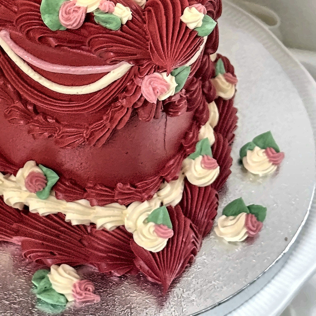 Red Heart Vintage Cake with Rosebud Garland close-up detail