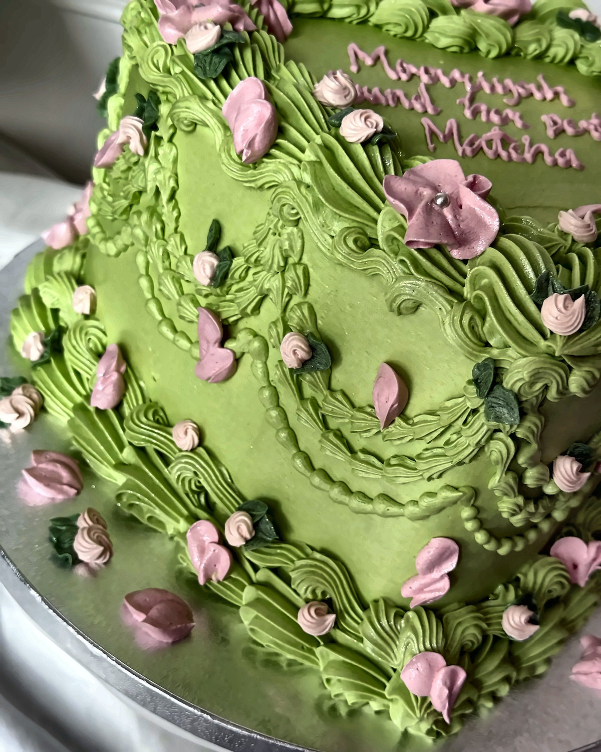 Spring Green Heart Vintage Cake Lambeth swags close-up