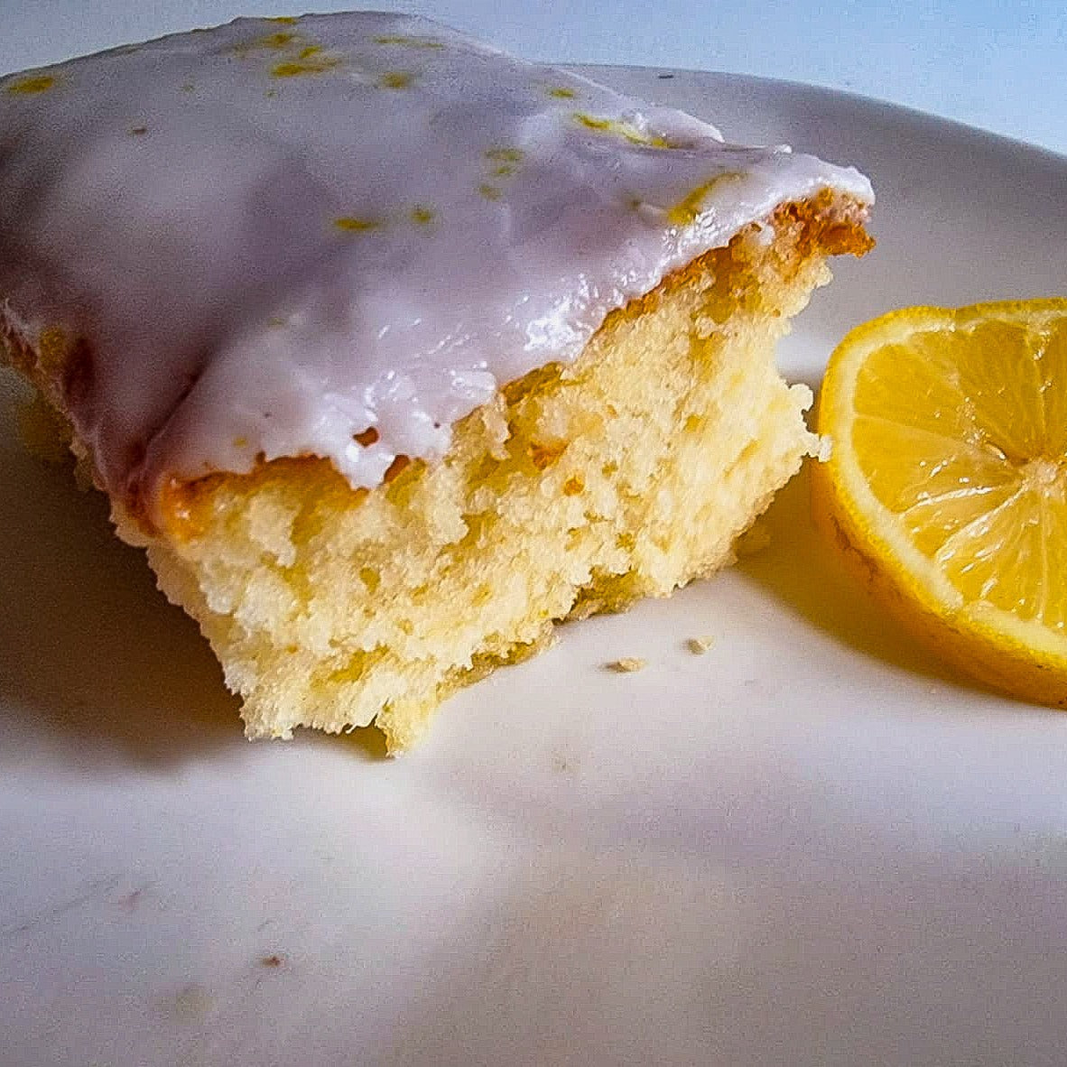 Refreshing lemon cake tray with a tangy citrus flavour